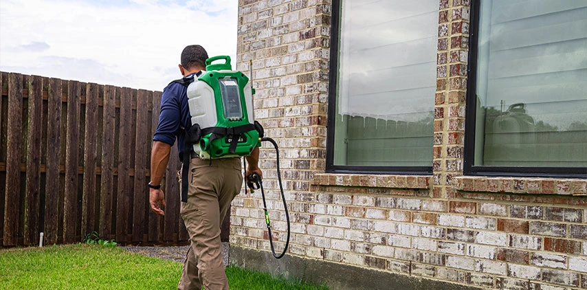 louisiana-pest-control-technician-treating-home